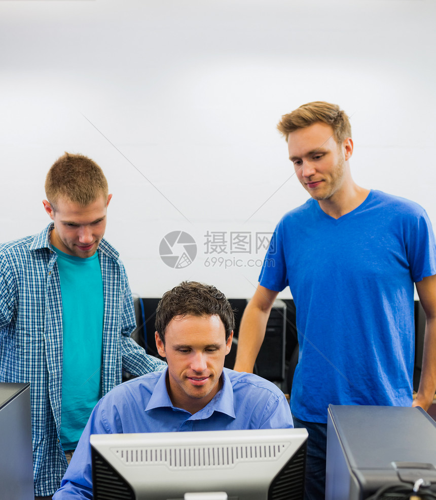计算机室的教师和学生人数班级桌面大学办公室电脑课堂男人教学男性学习图片