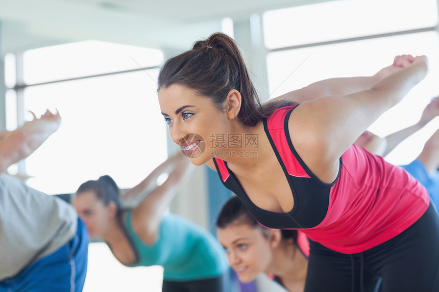 在瑜伽课上做健身锻炼的微笑者女性调子俱乐部活动护理双手团体灵活性运动服男性图片