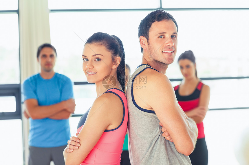 在运动室中配配有背景朋友的情侣运动服女性男性运动活动夫妻双手双臂男人训练图片