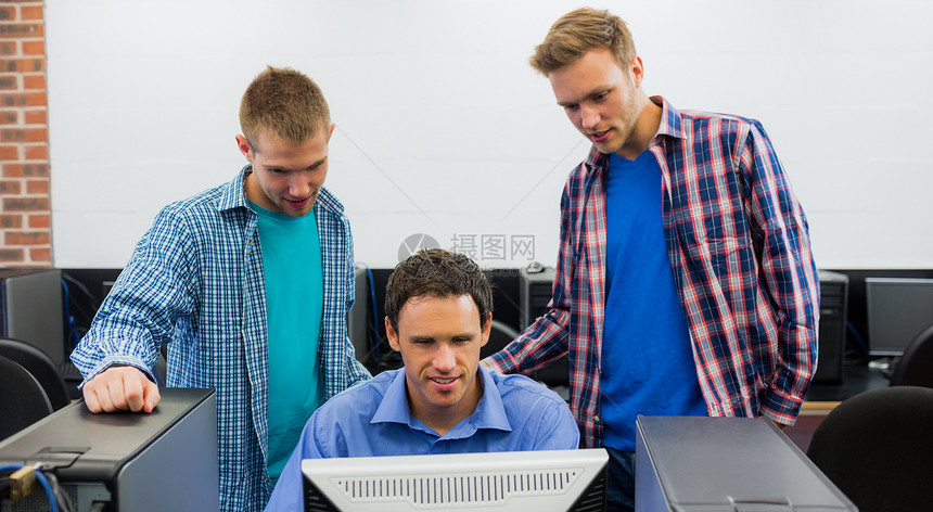 计算机室有学生的教师教育男人工作衬衫桌面互联网课堂电脑监视器专注图片