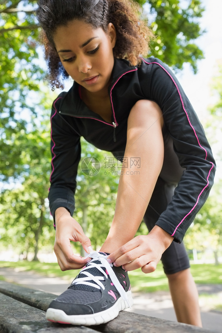 运动青年女子在公园穿鞋混血热身棕色活动护理女性树木运动员生活方式体力图片