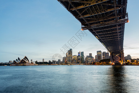 悉尼市中心戏剧性全景日落照片悉尼港天际港口城市地标车站反射景观摩天大楼照明宽屏背景