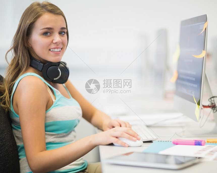 在计算机室工作的年轻学生微笑着笑容图片
