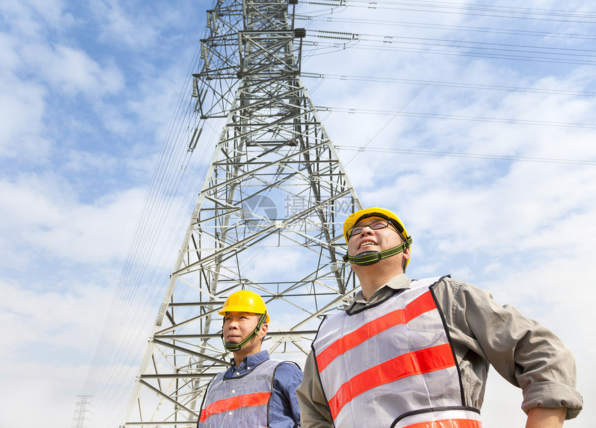 两名工人站在电塔前的电线塔前电缆建筑安全帽商业伙伴工作专家承包商安全活力图片