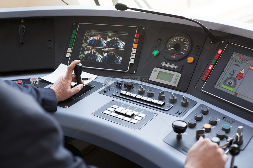 火车司机男人铁路计算机化电车交通座舱运输内饰方式控制面板图片