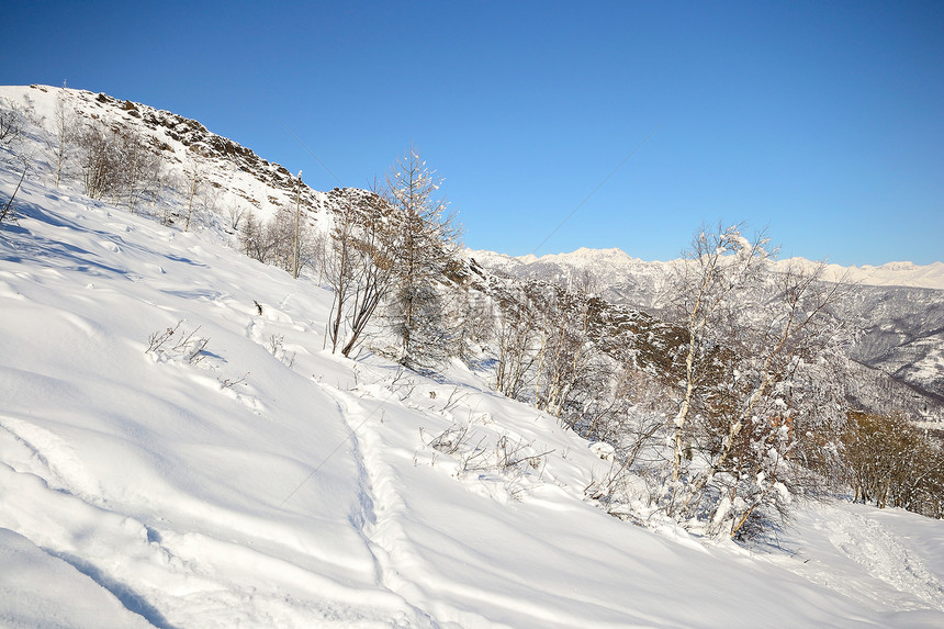 通过巡游滑雪探索阿尔卑斯山蓝色季节极端寂寞全景冰川运动桦木勘探地形图片