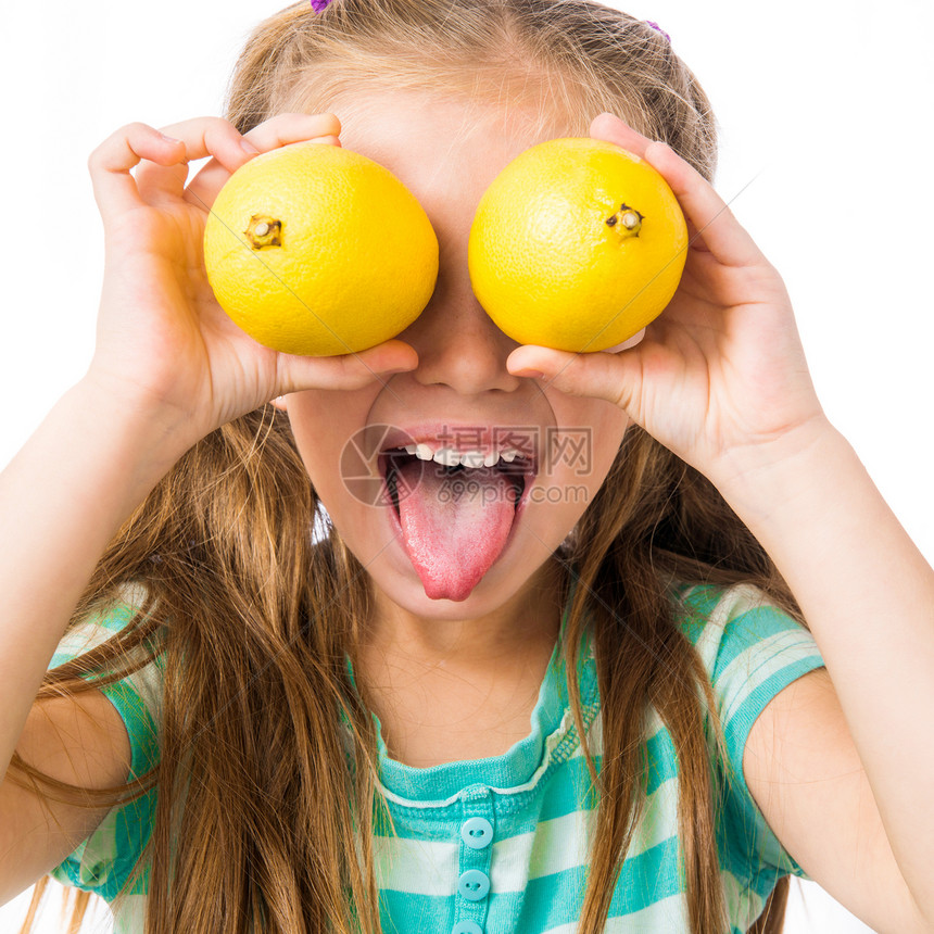 有柠檬的小女孩烹饪农业蔬菜市场婴儿食物童年微笑孩子们热带图片