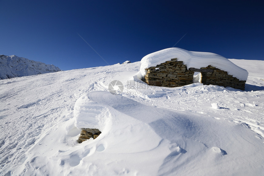 景色寒冬的旧草棚勘探活动雪鞋蓝色风景冰川冒险天空寂寞粉雪图片