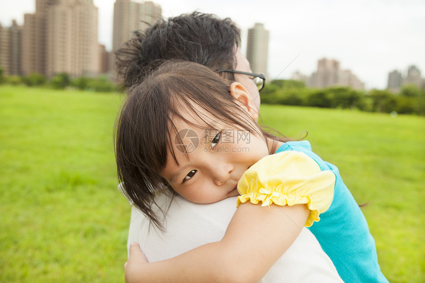在城市公园 父亲肩上微笑的小女孩儿图片
