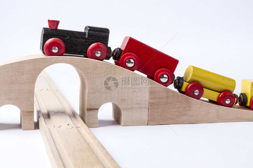 桥上的木制玩具火车灰色乐趣机车木材货运货物运输背景车厢铁路图片