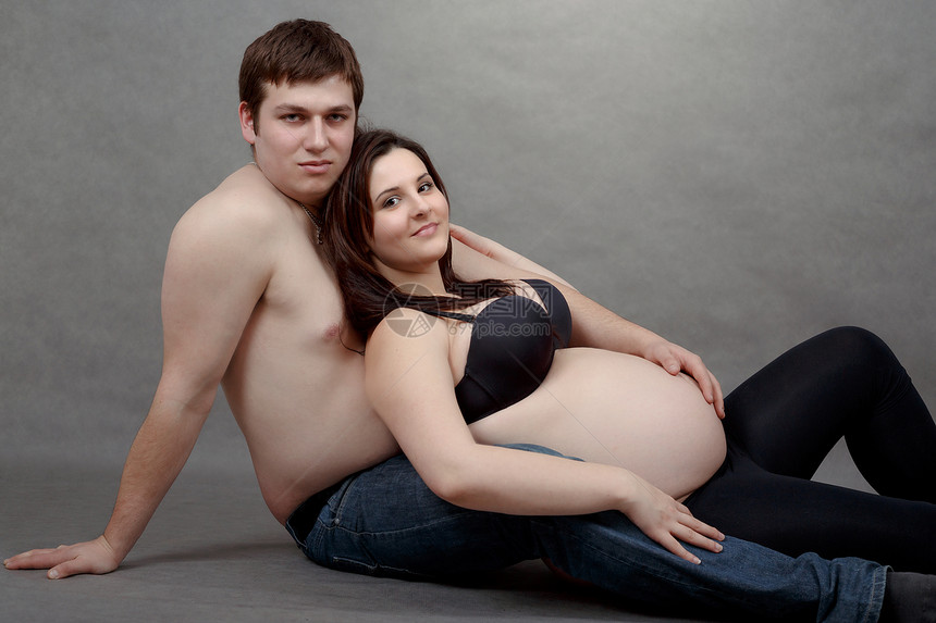 爱着幸福的一对夫妻 与丈夫一起怀孕的女人肚子男性父亲父母情侣家庭女士工作室母性婴儿图片