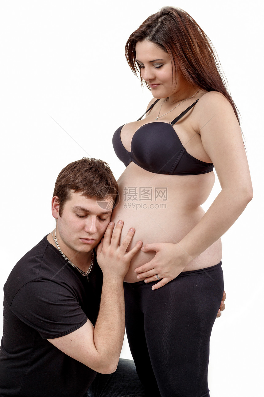 与丈夫一起生活着幸福的一对夫妇肚子婴儿女性怀孕男性家庭父亲工作室父母情侣图片