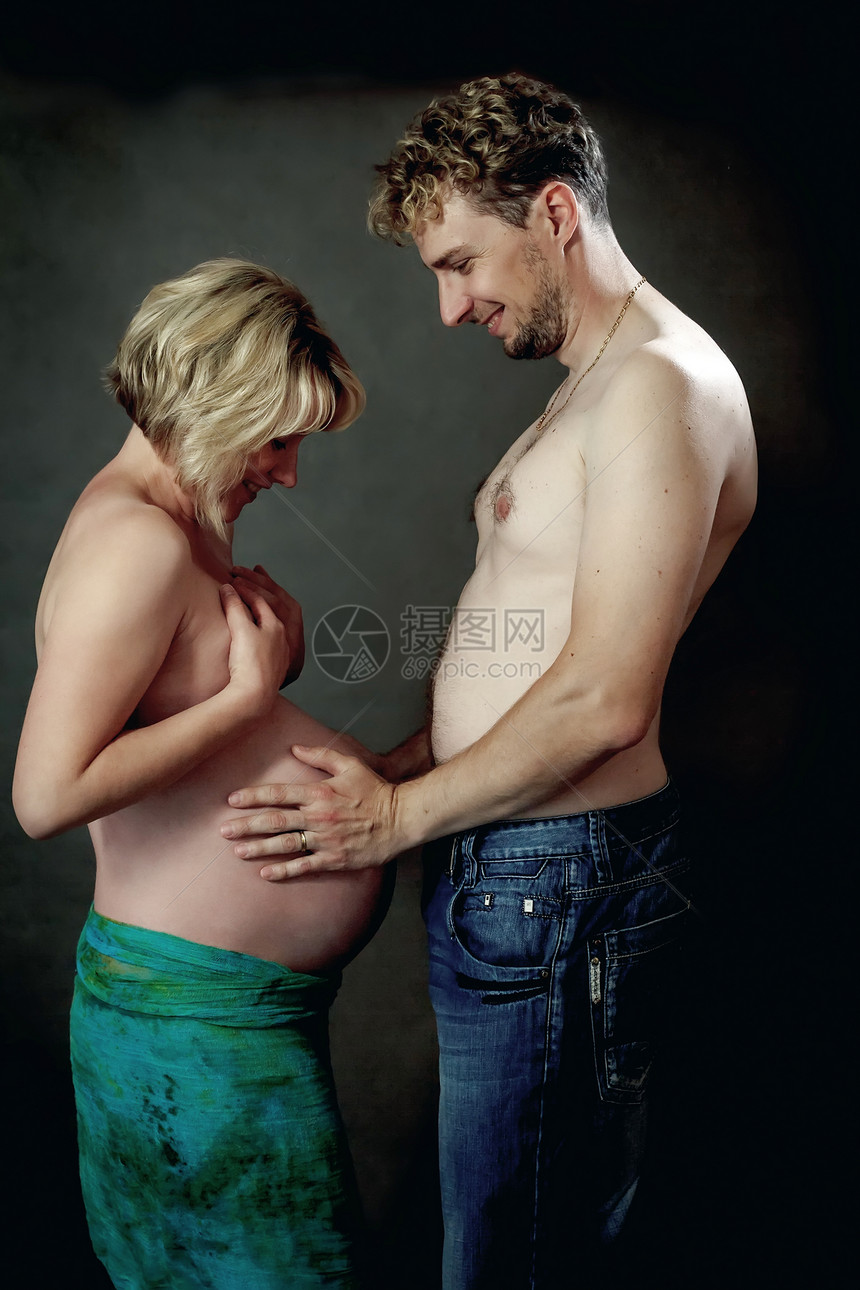 爱着幸福的一对夫妻 与丈夫一起怀孕的女人父亲婴儿腹部母性工作室男人女性母亲父母女士图片