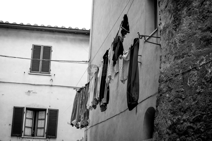 在宁静的意大利街上洗线框架渠道旅行洗衣店玫瑰房子露台艺术品蕾丝亚麻图片
