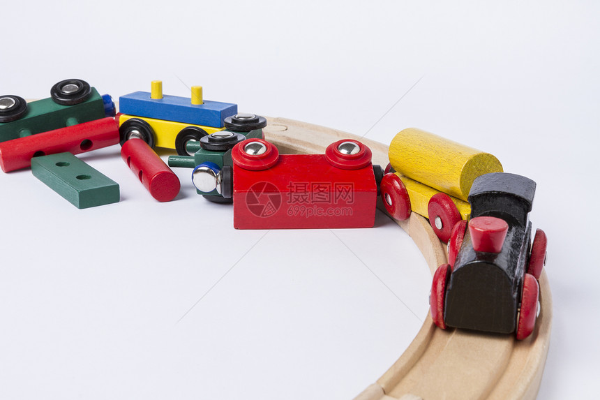 崩溃的木制玩具列车概念木头红色主题木材机车碰撞火车焦点客体图片