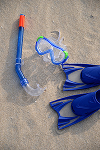 游泳工具水池塑料潜水追求呼吸管游泳衣白色海滩鞋类脚蹼背景图片