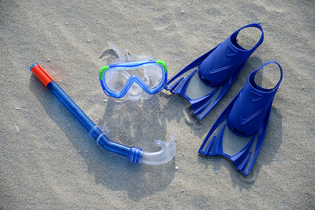 游泳工具呼吸管衣服海滩游泳衣脚蹼爱好运动蓝色乐趣橡皮背景图片