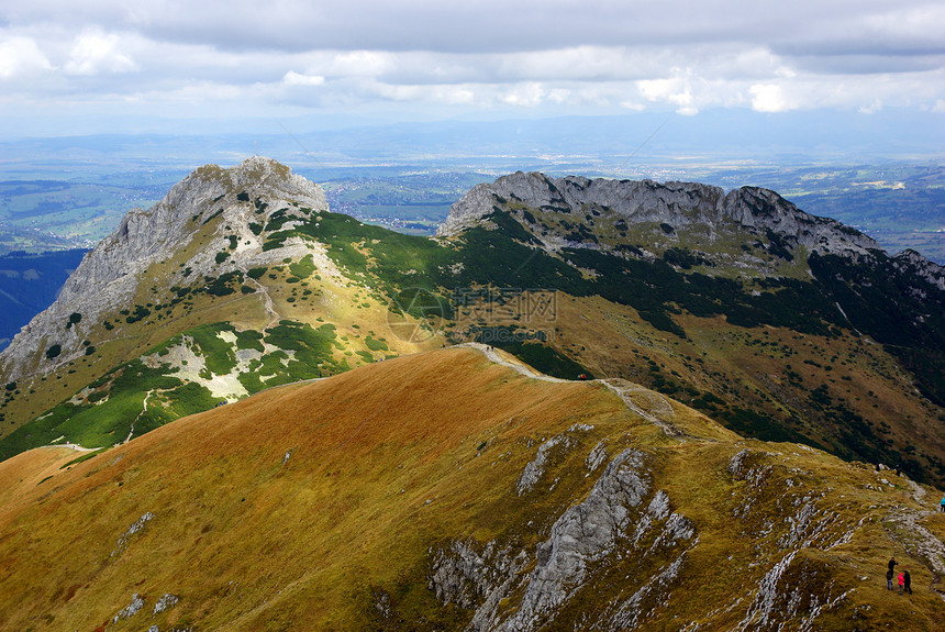 Giewont 波兰Tatras山地貌小路游客松树踪迹旅游晴天岩石冒险农村假期图片