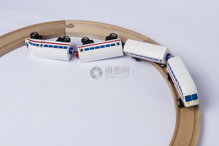 崩溃的木制玩具列车动车组童年铁轨火车客体概念主题事故保险玩具图片