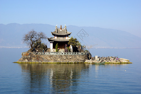 中国云南省达利Erhai湖村庄全景场景天空码头农村建筑学爬坡道钓鱼旅行背景图片