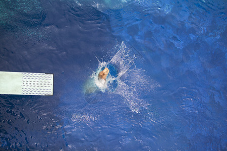 高潜水员自由海岸游泳者蓝色木板女士水池海滩乐趣游泳池跳高清图片素材