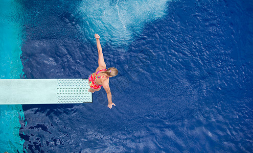 跳水台高潜水员活力运动飞跃女士乐趣水池游泳者游泳跳水假期背景