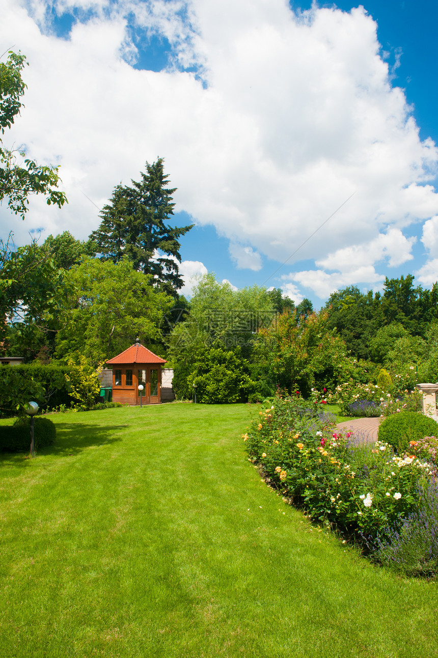 园中有玫瑰花园艺园丁房子植物绣球花公园凉亭蓝天花园生长图片