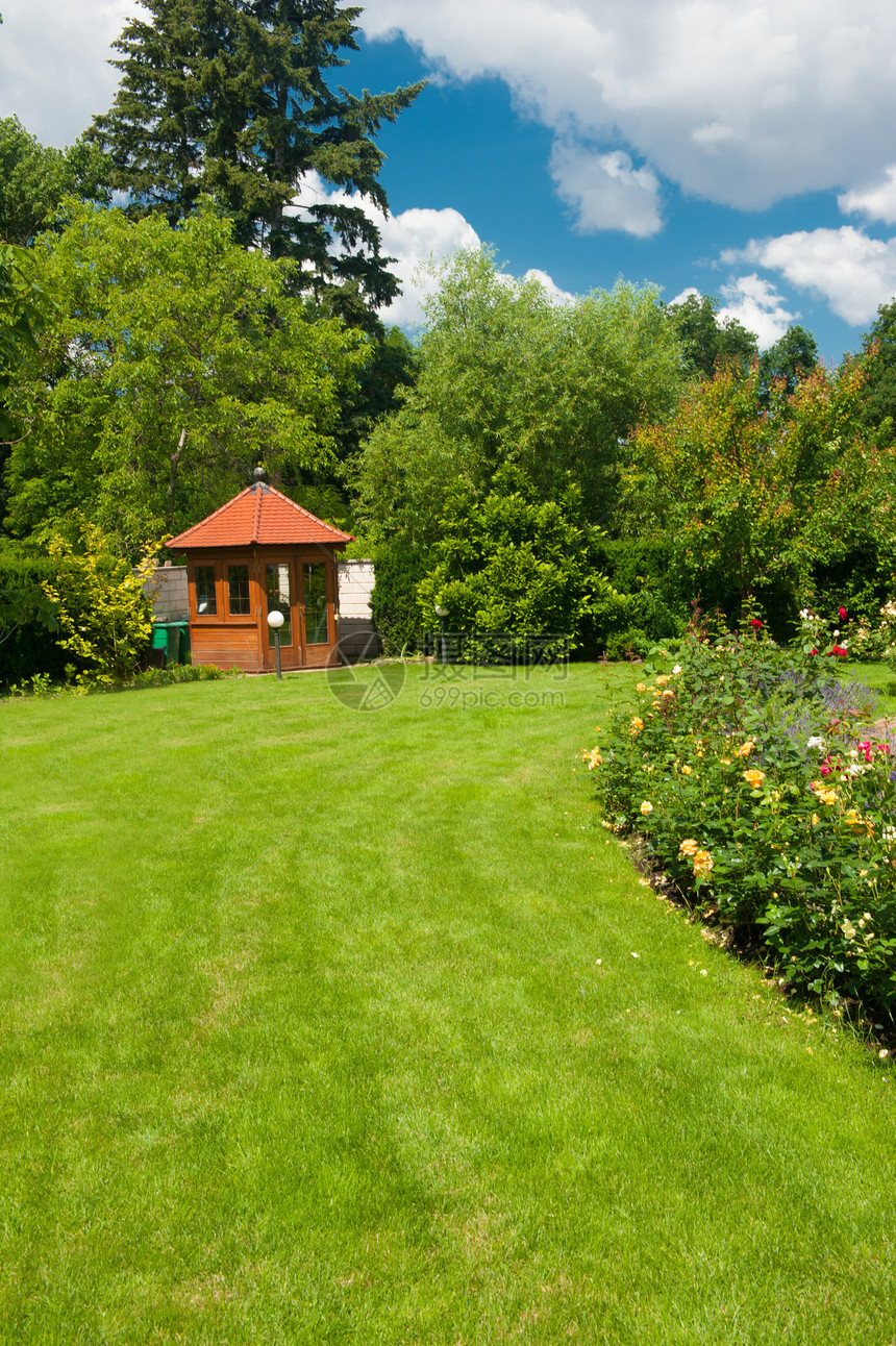 园中有玫瑰花园丁园艺房子蓝天花园绣球花灌溉薰衣草凉亭植物图片