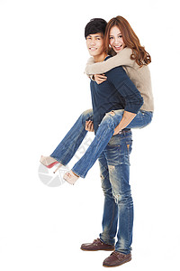 全长的年轻夫妇 站立和拥抱朋友高清图片素材