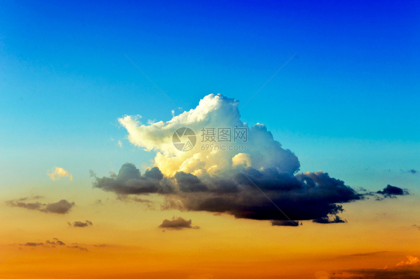单云天气天堂蓝色自由场景臭氧阳光天空气象气候图片
