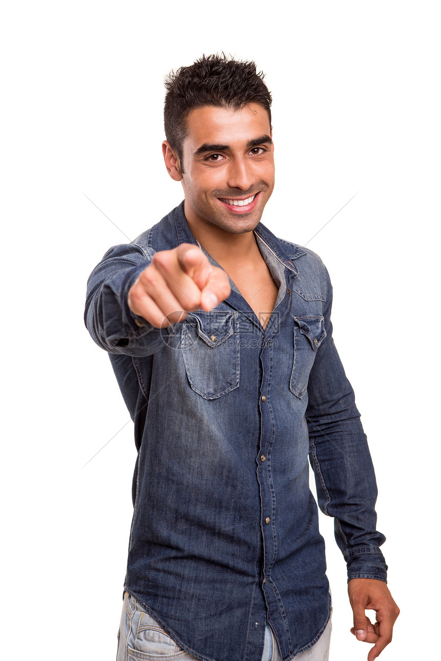 一个微笑的年轻男子对准前方的肖像相机顾问白色拉丁男性快乐手势冒充成人图片