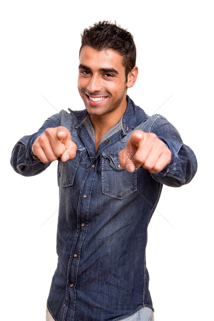 一个微笑的年轻男子对准前方的肖像拉丁手势成人相机顾问白色快乐手指冒充图片