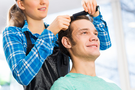 理发师和客户发型成人男性发型师梳子理发店美发头发造型师顾客关心高清图片素材