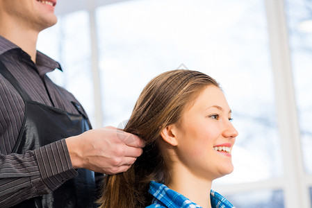 理发师和客户女孩沙龙女性顾客服务头发镜子发型师发型设计商业快乐的高清图片素材