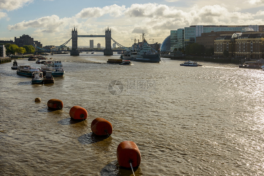 伦敦的泰晤士河货运旅游水路拖运浮标观光船舶运输地标英语图片