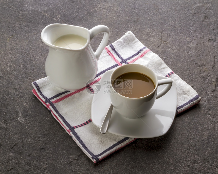 一杯加牛奶的咖啡餐巾纸饮料餐巾杯子静物食物美食图片