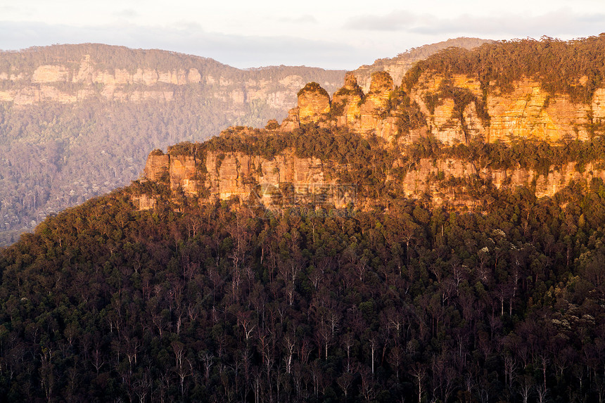 从蓝山澳大利亚的太阳升起绿色荒野森林岩石薄雾旅行环境卡通巴地标土地图片