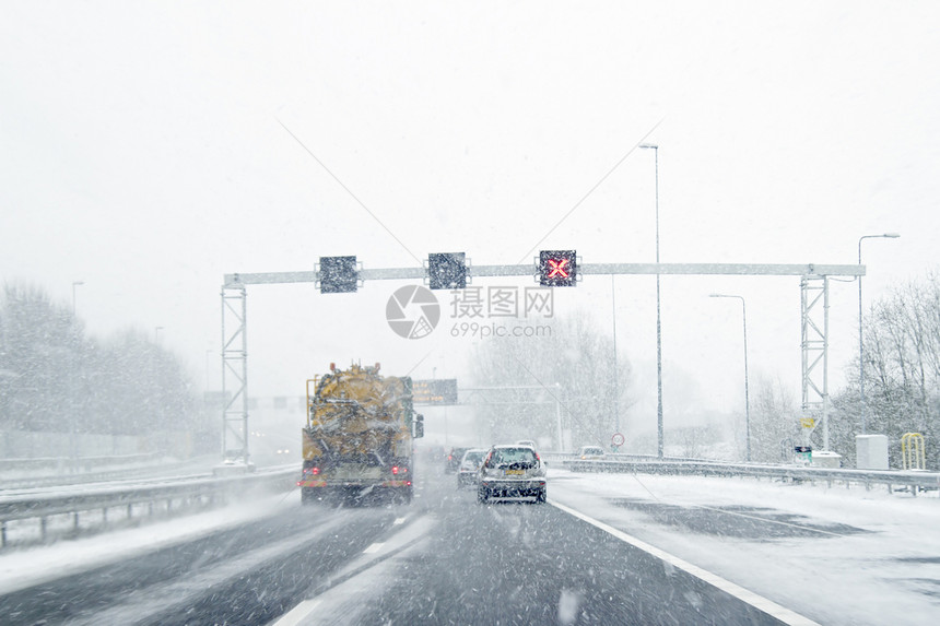 在荷兰阿姆斯特丹的暴风雪中驾驶车辆特丹运输街道交通图片