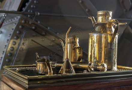旧的工业用主要丹用铜工具凹痕金属金子水壶机械博物馆背景图片