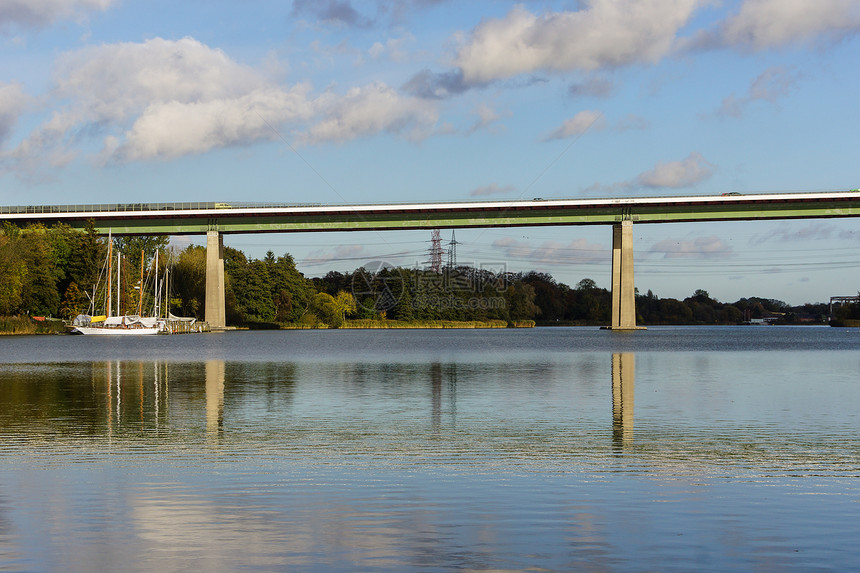 光导力交通公路汽车桥梁天空混凝土船只钢筋蓝色地标图片