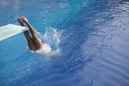 高潜水员游泳者太阳幸福运动员女士游泳海岸游泳池蓝色竞赛蓝色的高清图片素材