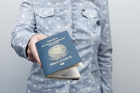 持有巴西护照的白种女人日期身份游客出生公民旅游国际商业权利文档法律高清图片素材
