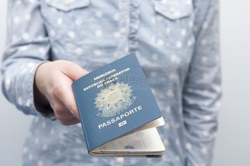 持有巴西护照的白种女人游客商业日期女士出生地移民旅行邮票出生法律图片