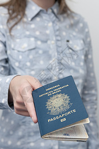 持有巴西护照的白种女人游客法律出生国际签证女士蓝色移民商业国籍南美洲高清图片素材