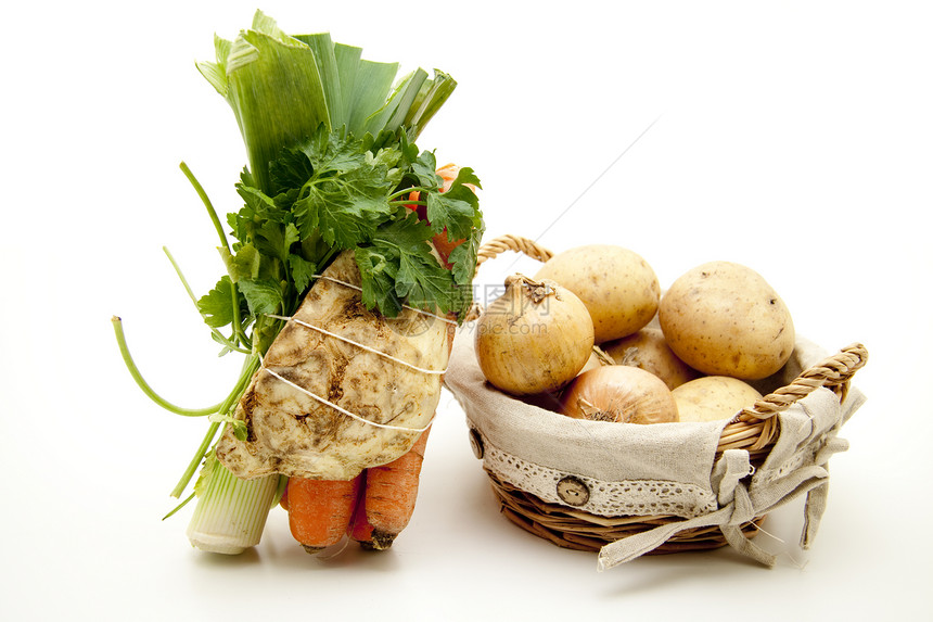 汤菜和土豆加洋葱收获叶子食物芹菜绿色洋葱土豆植物韭葱维生素图片