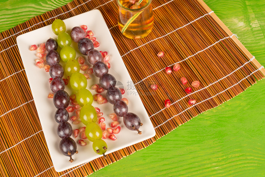 给孩子们的葡萄甜点食物服务石榴绿色美食红色盘子健康童年创造力图片