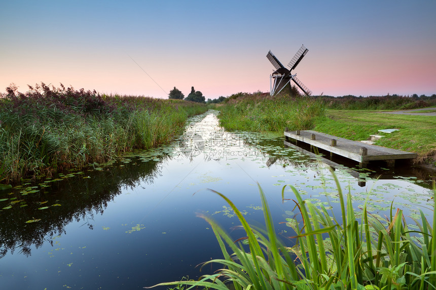 江河和荷兰风车的日出图片
