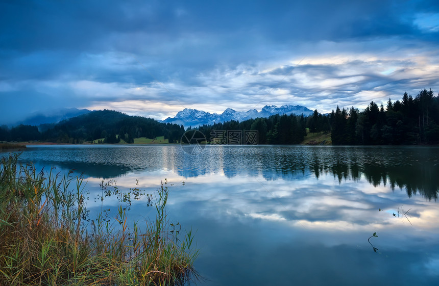 巴伐利亚州的Geroldsee湖上 暴雨日出图片