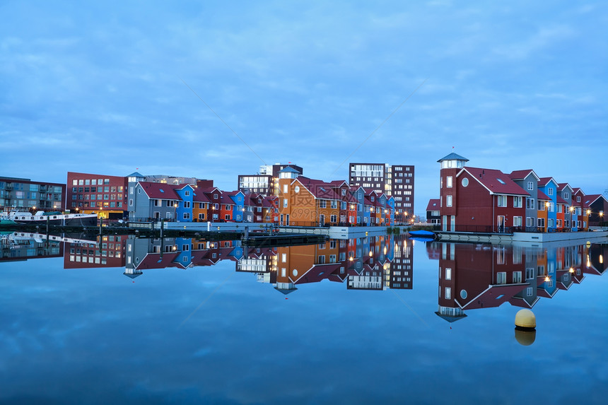 位于莱迪埃芬码头的多彩水上建筑图片