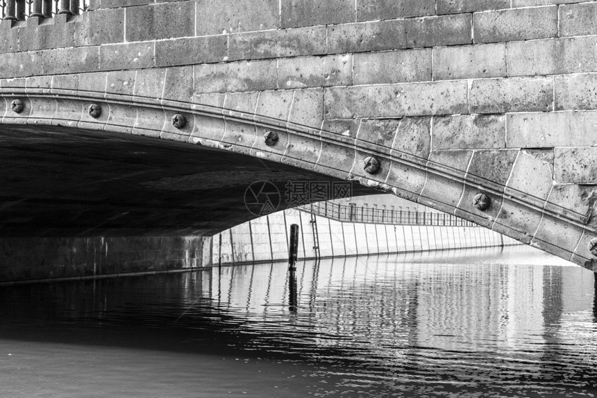 白色黑白的老伯林石桥细节黑色镜像建筑学历史性视图旅行石头地标黑与白城市图片